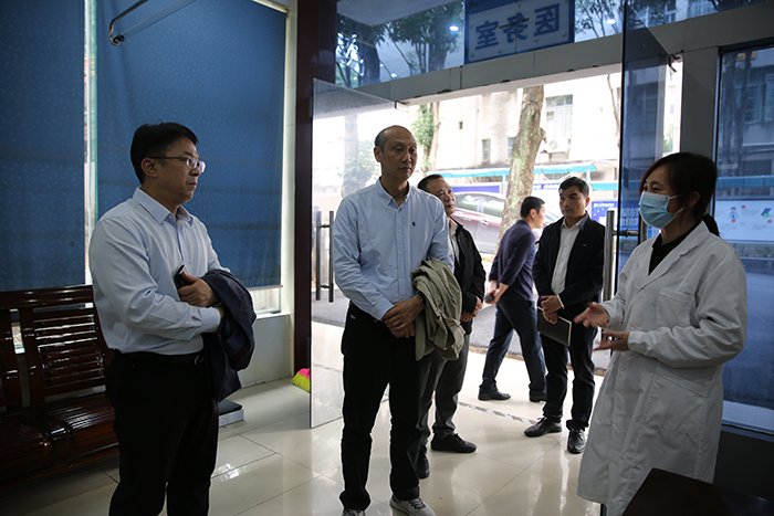 学院领导到医务室了解情况.jpg