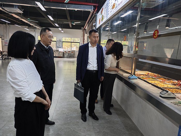 学院领导在检查伊岭校区学生饭堂.jpg