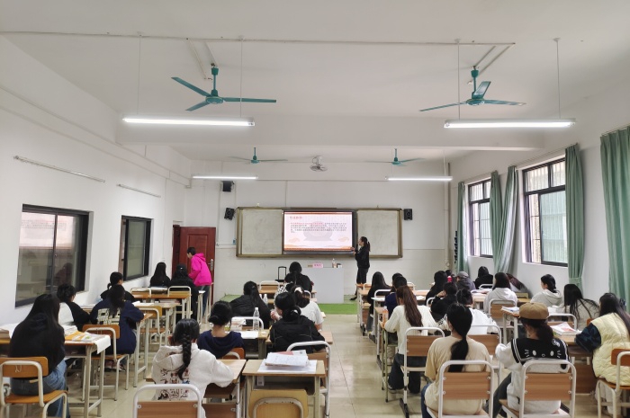 黄海笑医师在伊岭校区给女生们授课.jpg