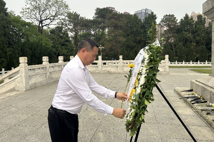 孙祖德整理花圈挽联.jpg