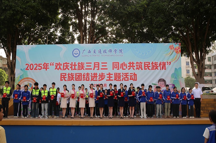 张建勤为获得银牌的参赛选手颁奖.jpg