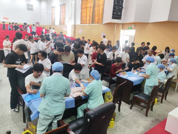 学生学习防艾知识.jpg