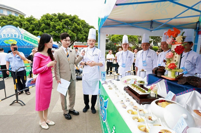 2.参赛团队接受广西电视台专访现场_副本.jpg