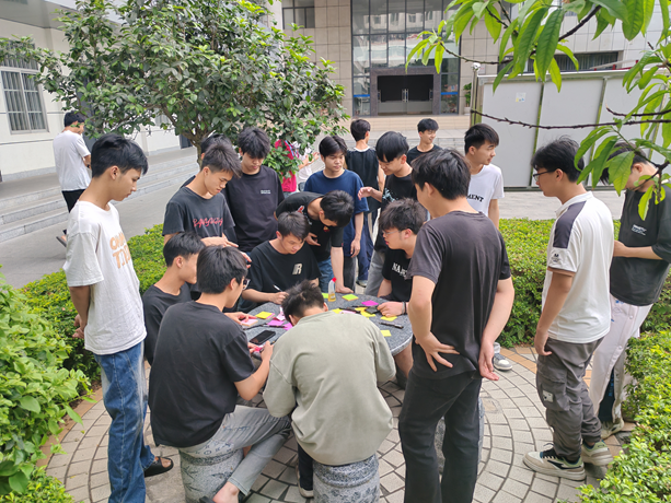 同学们认真写祝福卡片.png