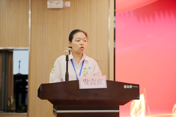 1758875612435091769.jpg 2024年师徒结对骨干教师徒弟代表邵琼.jpg